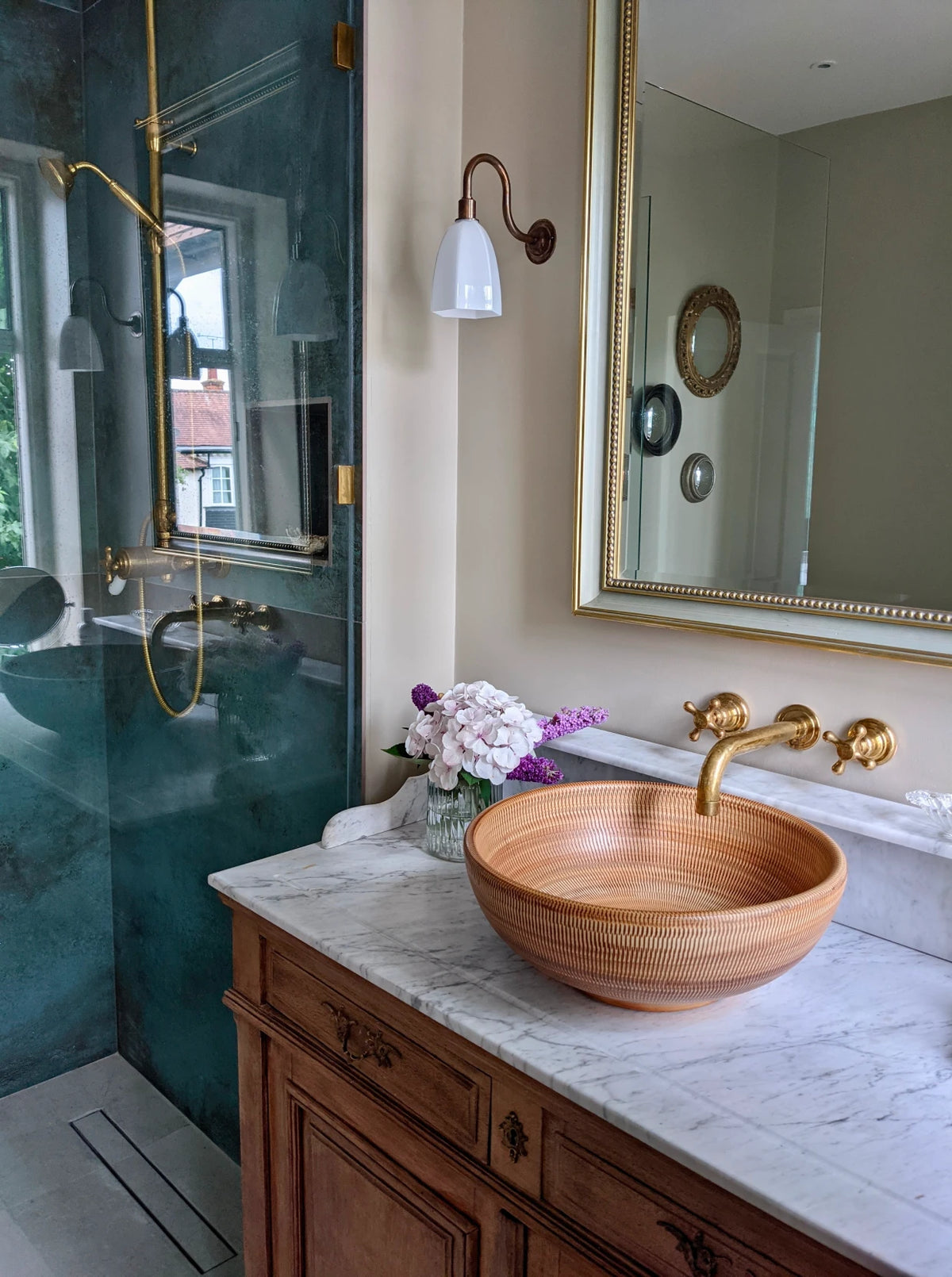 A bathroom with a sink and mirror.